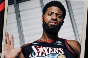 還挺帥！喬治中文社媒曬自己身穿76人經(jīng)典黑色球衣照：英雄歸來