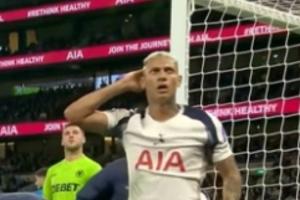 庫杜斯頭球被神撲，理查利森與其同時搶點撞到頭部起身感覺有點懵