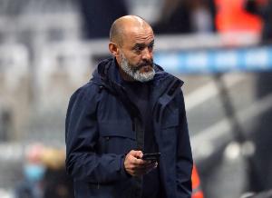 天空體育：西漢姆新帥努諾抵達(dá)球隊(duì)訓(xùn)練場(chǎng)，將帶隊(duì)備戰(zhàn)埃弗頓