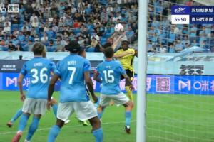 逆天手球！楊一鳴防守中伸手“打排球”送點，阿齊茲點射反超比分