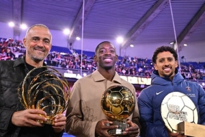 巴黎曬恩里克、登貝萊、馬爾基尼奧斯+三獎項合影：集體的力量