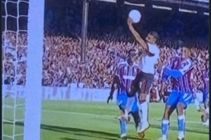 水晶宮后衛(wèi)里查茲轉發(fā)薩拉赫手球照片：我就知道這不是我的幻覺