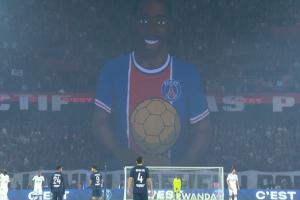 球迷展示巨型TIFO，慶祝登貝萊喜提金球獎和恩里克獲頒克魯伊夫獎