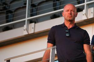 希勒：科林斯絕對應(yīng)該被罰下，姆伯莫被拉拽不可能控制住皮球