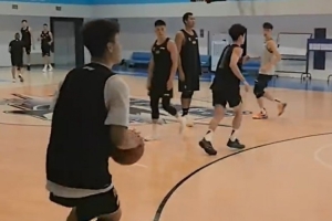 狀態(tài)不錯！趙睿參加北京男籃公開訓(xùn)練 側(cè)翼命中三分