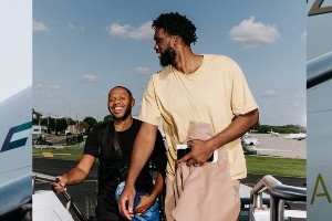 出發(fā)！76人曬球員登機(jī)照 啟程阿布扎比備戰(zhàn)季前賽