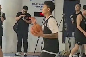 好好磨合！趙睿和北京男籃隊友配合訓(xùn)練 越來越熟悉了