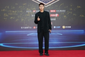 趙?，F(xiàn)身微博籃球之夜紅毯！一身黑西服帥氣登場！