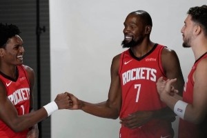 致敬青春與傳奇！KD慶生曬與科比威少珍貴同框 新火箭三叉戟亮相