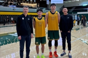 男籃教練郭士強(qiáng)&李昂來到舊金山大學(xué) 看望旅美小將王俊杰&趙維倫