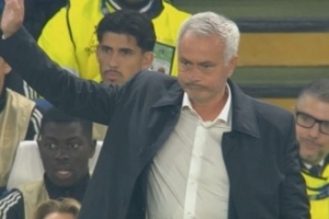 記者：恩佐準備主罰角球時，穆帥要求本菲卡球迷停止投擲物品