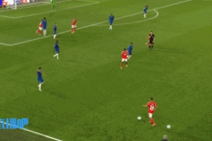 扳平心切！98分鐘場內出現兩顆皮球，穆里尼奧急忙進場踢走一球