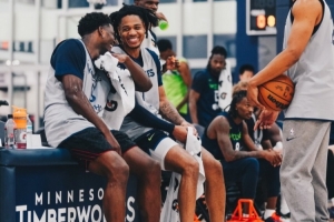 新賽季沖！森林狼曬訓練照：愛德華茲&迪文&里德喜笑顏開