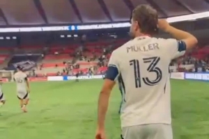 舞姿妖嬈！穆勒賽后跳舞慶祝奪冠：繼續(xù)狂歡