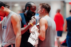 快船訓練營第二天照片：哈登&博格丹喜笑顏開 小卡&保羅同框