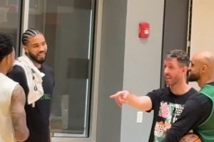 新發型亮眼！塔圖姆現身訓練場 與懷特&新援安芬尼-西蒙斯聊天