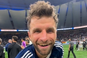 穆勒達(dá)成職業(yè)生涯300球里程碑，賽后獲贈(zèng)紀(jì)念蛋糕