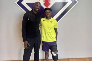 加納隊主帥阿多探望蘭普泰，球員十字韌帶撕裂接受手術