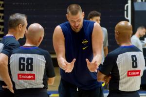 卷到裁判身上了！對抗訓練后 約基奇拉著裁判問了20分鐘問題