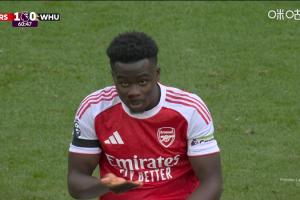 掛彩了！薩卡爭球時被對手打臉，鼻子出血