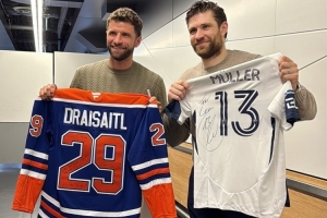 穆勒與德國冰球選手德賴塞特爾合影，兩人社媒互稱傳奇