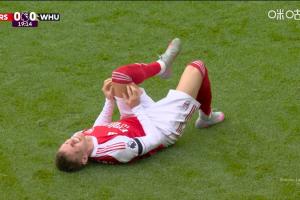 槍迷揪心！厄德高開場20分鐘膝蓋與對手碰撞，兩度躺在場地內