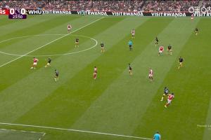 進球無效！賴斯長傳薩卡破門，邊裁舉旗示意薩卡越位