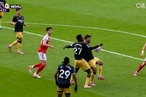是否處于自然位置？西漢姆球員禁區內手球，主裁沒表示VAR未介入