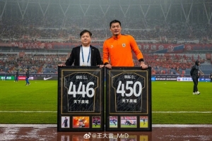 里程碑，36歲王大雷領取兩件中國頂級聯賽出場數紀念球衣
