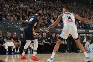 三分射手就位！貝半場三分5中4&罰球7中5射落17分 另有5板2助