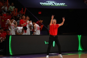 高詩(shī)巖：我入選亞洲杯名單爭(zhēng)議是最大的 要為郭指導(dǎo)爭(zhēng)一口氣