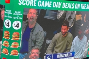 業余生活豐富！穆勒社媒曬觀看冰球比賽照片：感謝邀請