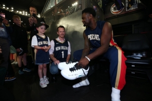 有愛的胖虎！錫安將球鞋送給戰勝癌癥的小球迷 并簽上：我的英雄