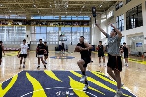 媒體人曬探班廣東全運男籃圖片 趙睿穿北京T恤和胡明軒崔永熙同框