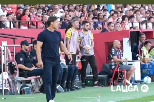 振臂歡呼+擁抱阿古梅！塞維利亞回顧擊敗巴薩時主帥反應