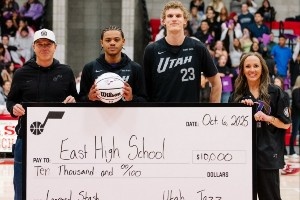 爵士隊前往當地高中辦公開訓練活動 除了帶去歡樂還捐款一萬刀