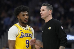 夸梅：二輪秀布朗尼搶板不卡位&丟球不拼搶 教練不罵他就是懦弱