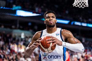 兩地分居？經(jīng)家庭內(nèi)部數(shù)月溝通 字母哥妻子決定帶娃搬回雅典！