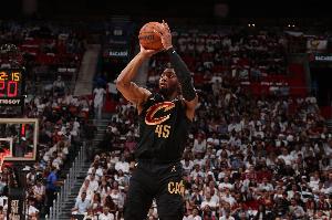 稍微出出汗！米切爾18分鐘5中3拿到7分 另有1板2助2斷