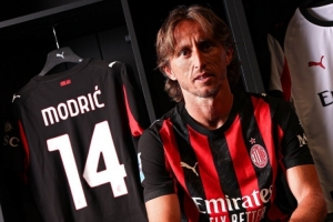 米體：莫德里奇本賽季場均踢77分鐘超過前四個賽季，1周1賽是關鍵