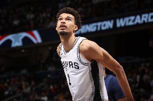 打法變了！文班亞馬全場僅9出手得10分5板2帽 5次助攻全隊最高