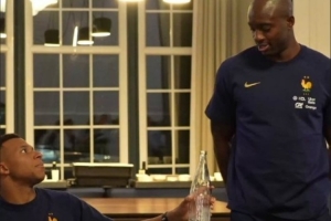 首次入選法國隊！馬特塔唱歌忘詞，姆巴佩給他遞瓶子當麥克風