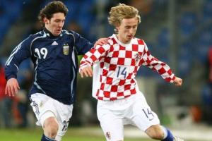 9個金球2006年魔笛國家隊首秀，同場梅西傳射攻入國家隊首球