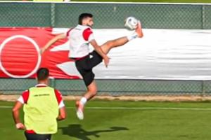 這球感絕了！K77面對(duì)來球騰空跳起，用腳面穩(wěn)穩(wěn)停球