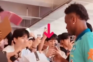 人氣很高！維尼修斯巴西隊(duì)訓(xùn)練之前為球迷簽名