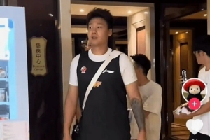 時(shí)光倒流既視感！趙睿隨廣東全運(yùn)男籃備戰(zhàn) 身穿宏遠(yuǎn)訓(xùn)練服亮相