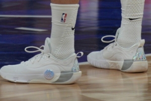 曾凡博籃網首秀 上腳韋德最新一代簽名鞋韋德之道12