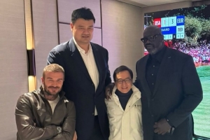 跨界聯動！貝克漢姆曬與姚明&奧尼爾&成龍合影：見到了三位傳奇