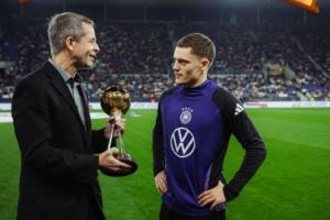 上賽季45場(chǎng)16球15助！維爾茨今日賽前領(lǐng)取德國(guó)足球先生獎(jiǎng)杯