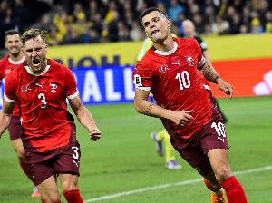 瑞士扎球王！33歲扎卡帶隊(duì)全勝0失球世預(yù)賽小組第1，英超黑貓核心